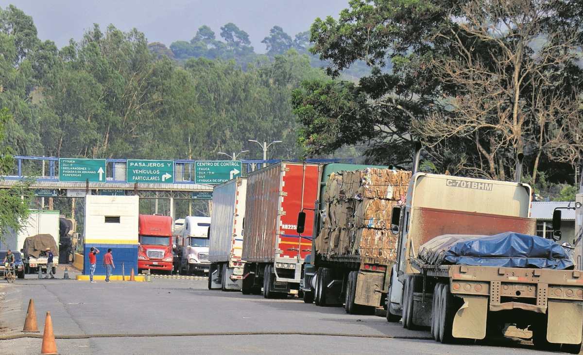 Una unión centroamericana facilitaría el comercio. Hoy en día un transporte de carga puede tardar hasta 24 horas en cruzar una frontera. (Foto, Prensa Libre: Hemeroteca PL).