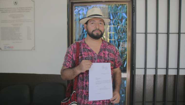 El periodista Carlos Choc quedó libre de cargos. (Foto Prensa Libre: Tomada de @PrensaComunitaria)