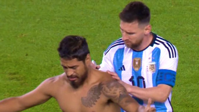 Lionel Messi intentó firmarle la espalda a un aficionado pero fue interrumpido. (Foto Prensa Libre: Captura)