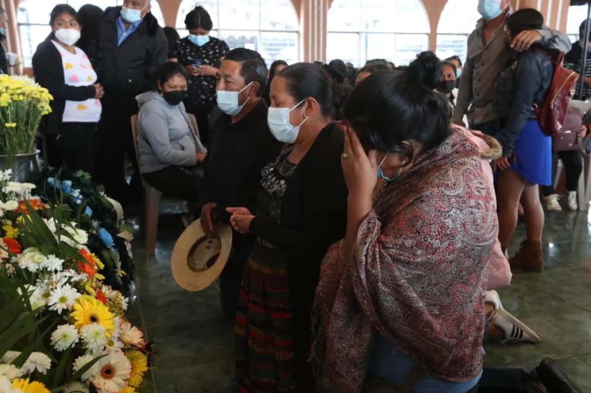“Tristeza y consternación”: las imágenes del funeral de las víctimas del incendio en Magdalena Milpas Altas