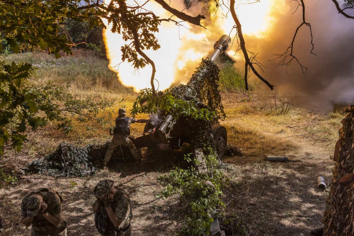 Una unidad de artillería de la 58ª Brigada de Ucrania dispara hacia el avance de la infantería rusa desde una posición de primera línea cerca de la ciudad de Bakhmut, Ucrania, el 10 de agosto de 2022. (Foto Prensa Libre: David Guttenfelder/The New York Times)
