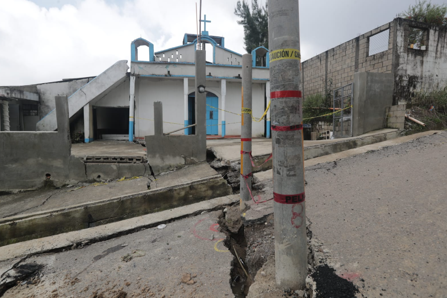 “Aparentamos ser fuertes, pero estamos solos”: vecinos de Palencia temen una tragedia a causa de gigantesca grieta que destruye sus casas