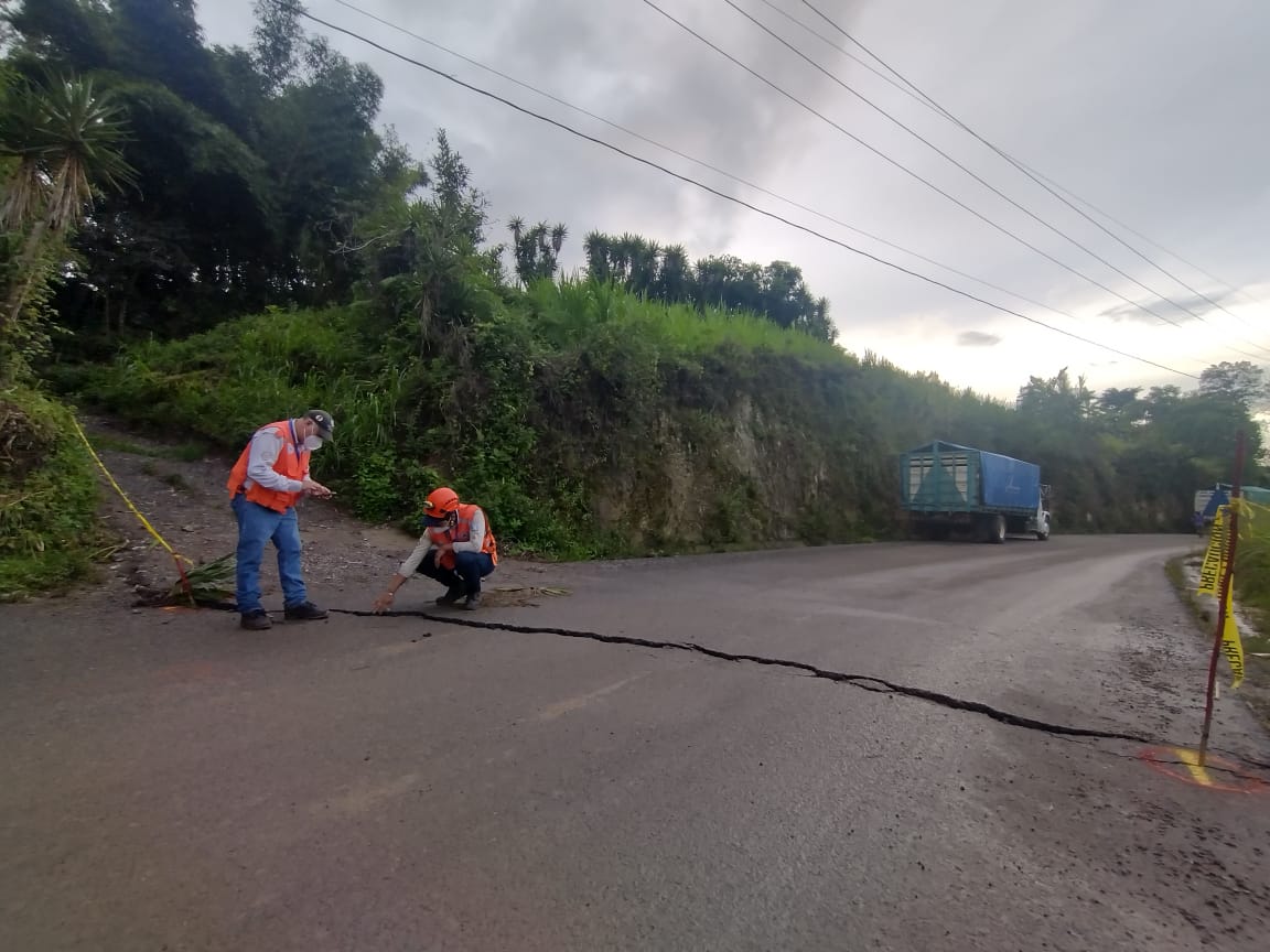 La grieta atraviesa varios sectores de la aldea El Manzanote, Palencia, incluso ha dañado el asfalto. (Foto Prensa Libre: Conred)