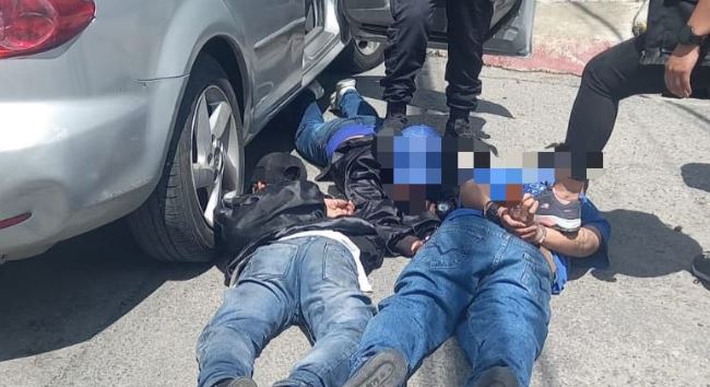 Hombres detenidos en la Calzada San Juan