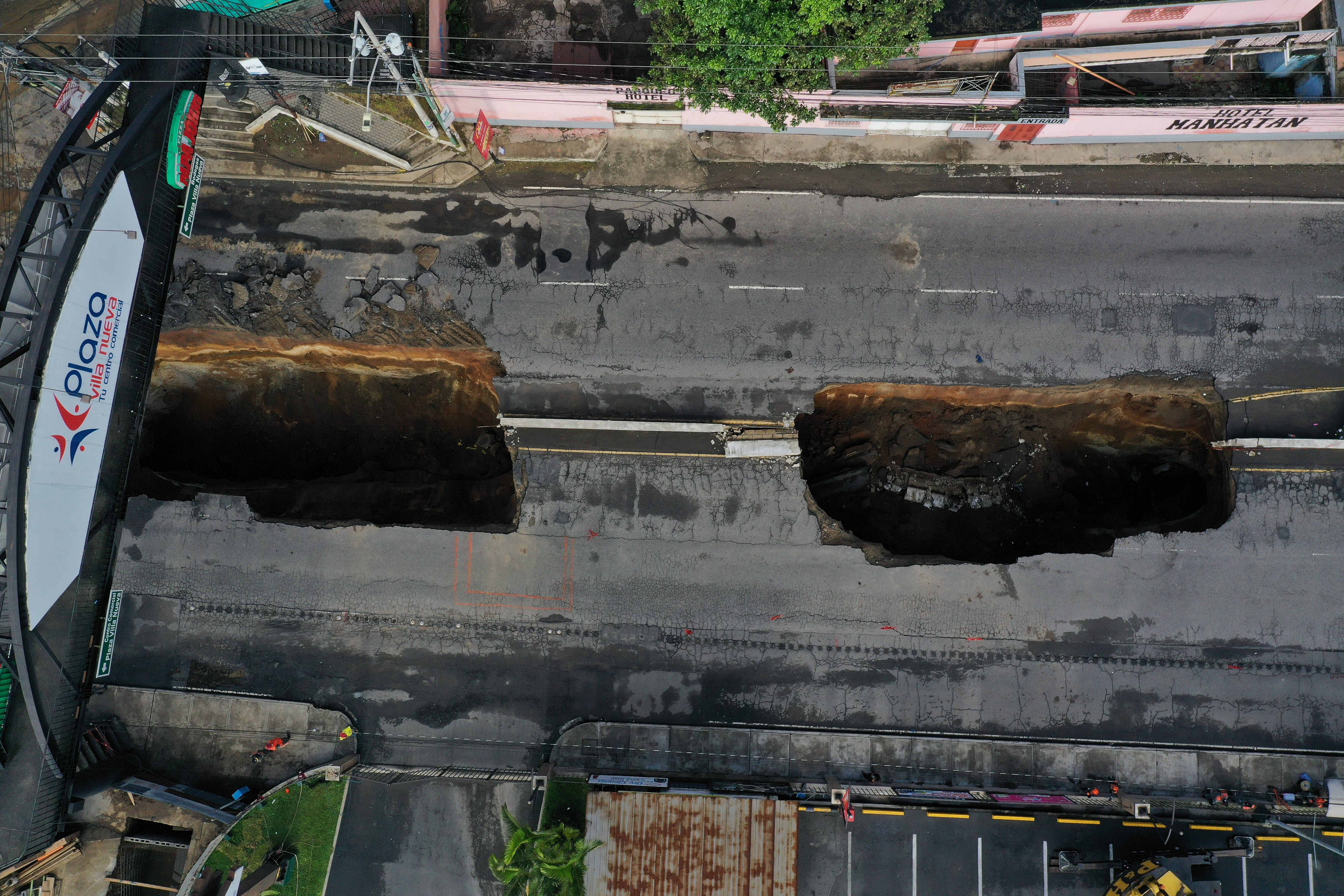 Hoy se cumple un año de que una madre e hija, que se conducían en su vehículo, cayeron en un hundimiento registrado en el bulevar Los Reformadores, ambas perdieron la vida.