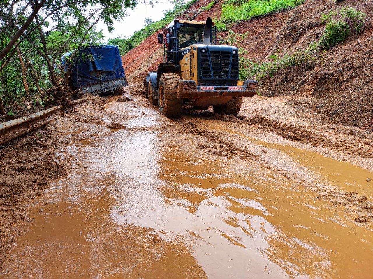 Continúan las acciones de limpieza del desplazamiento de material en el kilómetro 224+100 Vuelta del Diablo; San Miguel Tucurú, Alta Verapaz. (Foto: Prensa Libre Conred)