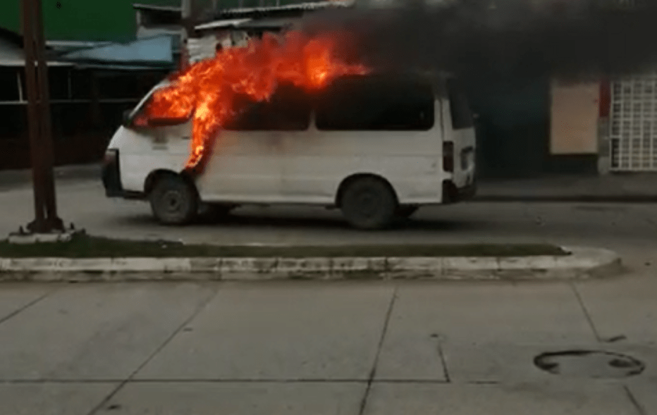 Microbús se incendia en Izabal