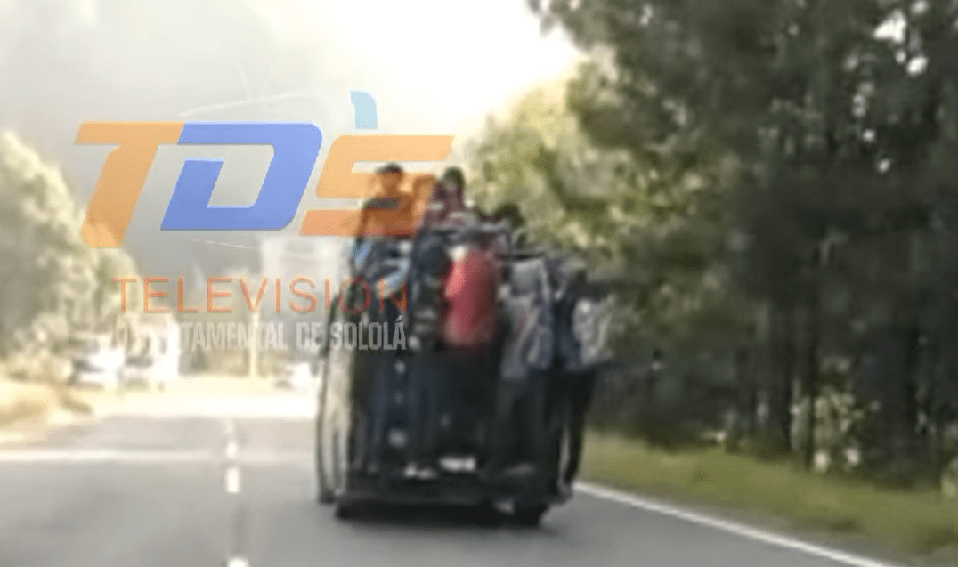 Microbús sobrecargado en Sololá