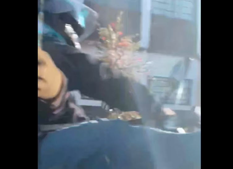 Momento en que motorista patea el retrovisor de un automóvil en la capital. (Foto: Tomada del video de Noticias del Atlántico)