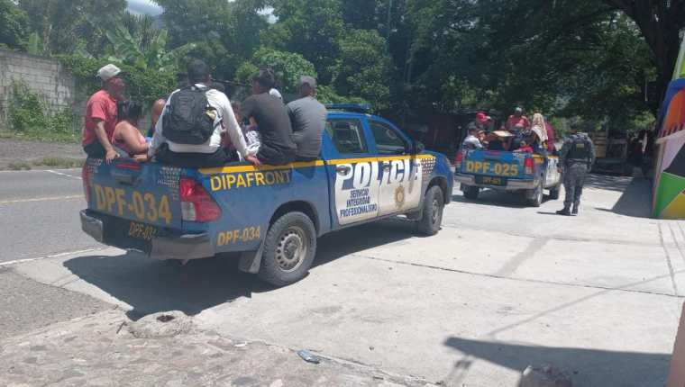 Más de 91 migrantes fueron ubicados en Esquipulas, Chiquimula, quienes habían ingresado irregularmente al país.  (Foto Prensa Libre: PNC)