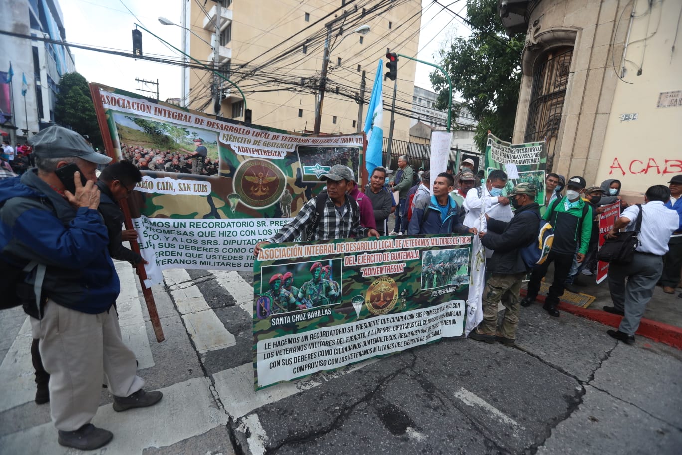 El paso en los alrededores del Congreso es afectado por una manifestación de militares veteranos. (Foto Prensa Libre: Juan Diego González)