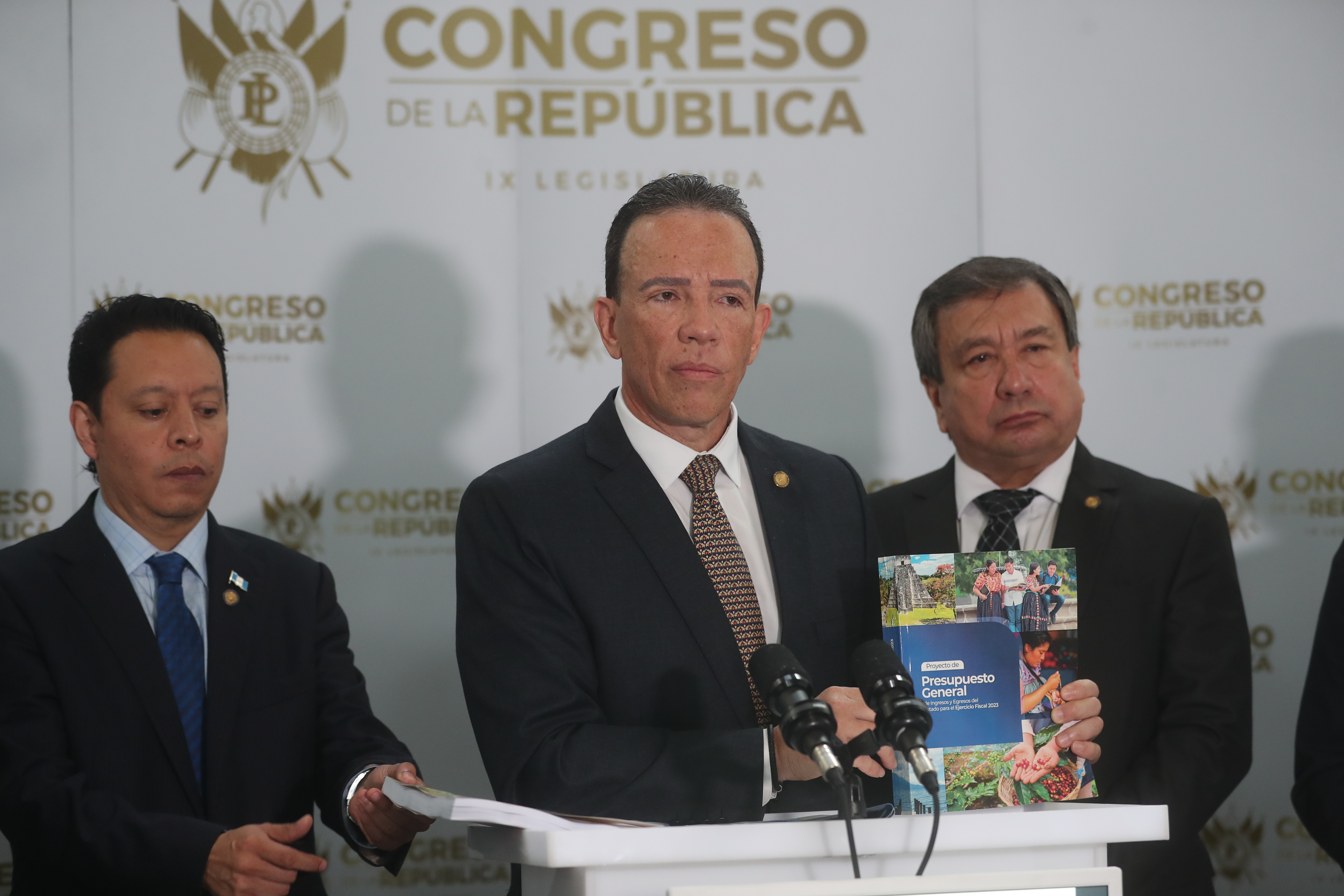 El ministro de Finanzas, Álvaro González Ricci, presentó este jueves 1 de septiembre al Congreso, la iniciativa de ley para el presupuesto del Estado del 2023. (Foto Prensa Libre: Érick Ávila)