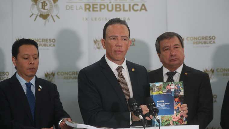 El ministro de Finanzas, Álvaro González Ricci, presentó este jueves 1 de septiembre al Congreso, la iniciativa de ley para el presupuesto del Estado del 2023. (Foto Prensa Libre: Érick Ávila)