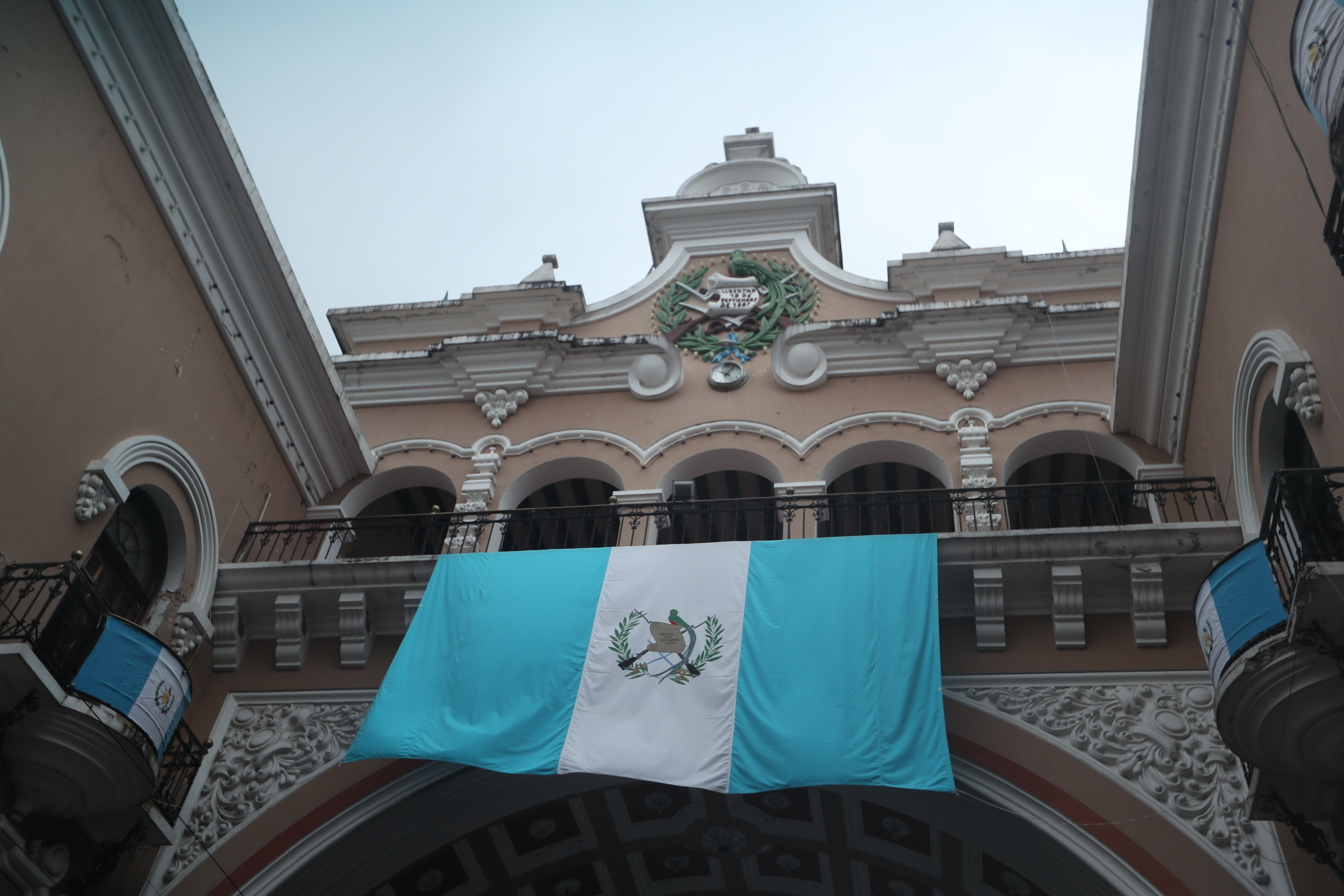 El antiguo Arco de Correos se adorna con la bandera nacional en honor a las fiestas patrias y el fervor de cientor de guatemaltecos. 

(Foto Prensa Libre: Victoria Moreno)




