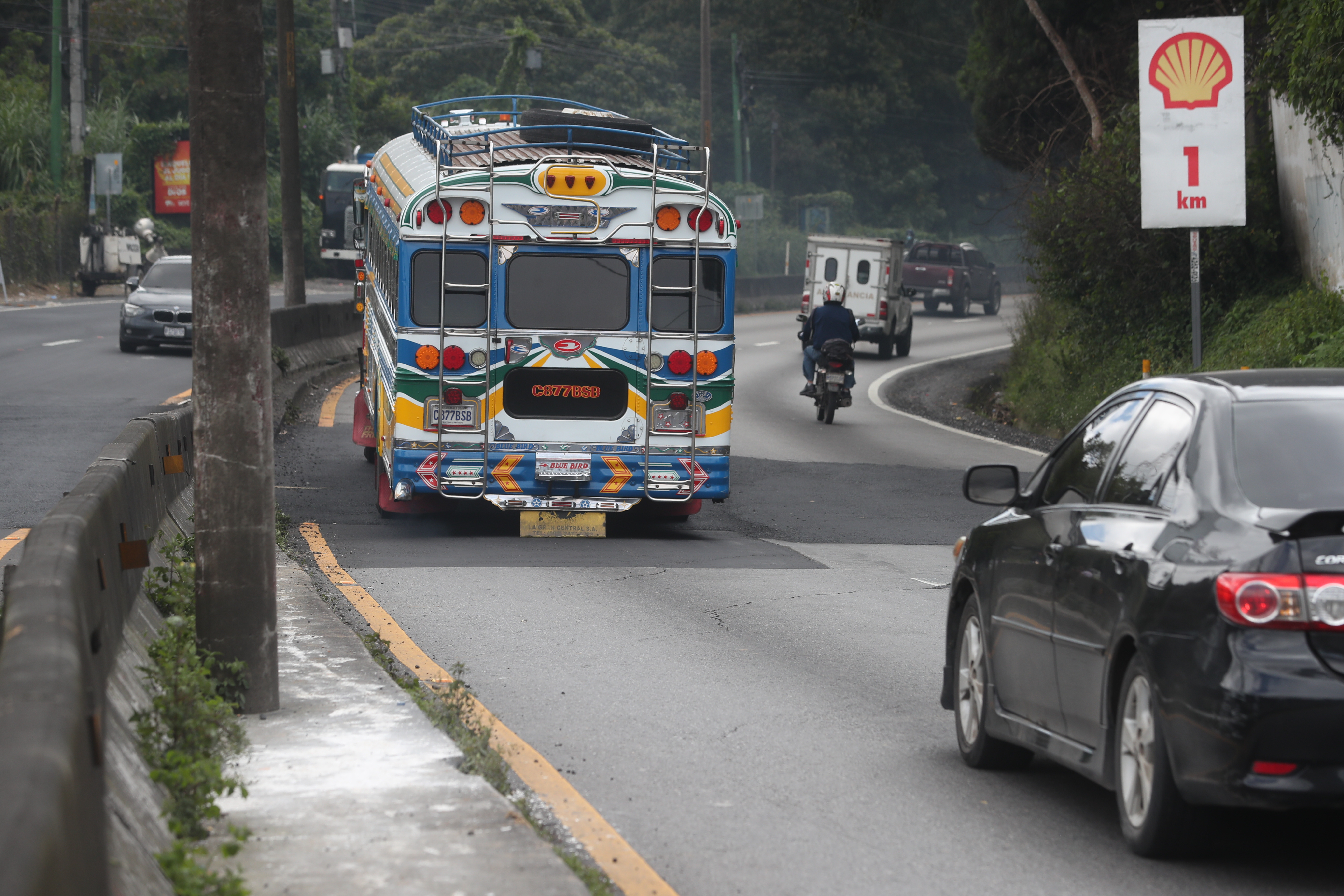 Este fin de semana estará cerrada la carretera a El Salvador en el kilómetro 11.5 donde se han detectado grietas en el asfalto. (Foto Prensa Libre: Érick Ávila)