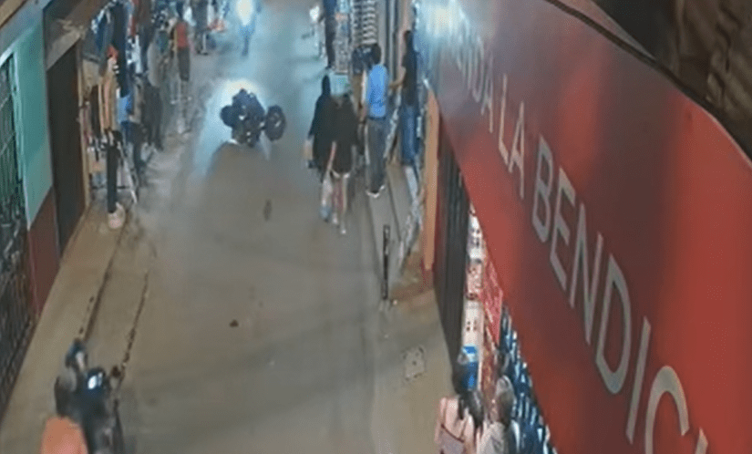 Video: El momento en que niña fue arrollada por motocicleta cuando atravesaba la calle