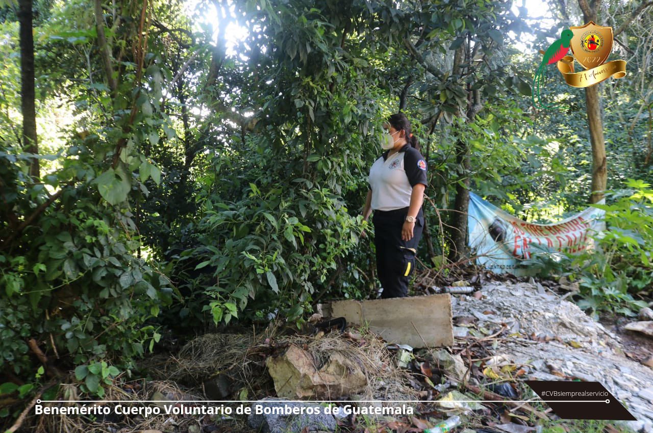 Bomberos Voluntarios hallaron una maleta con restos humanos en la zona 4 de Mixco, El Naranjo. (Foto Prensa Libre: Bomberos Voluntarios)