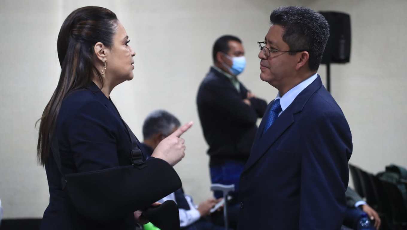 La exvicepresidenta Roxana Baldetti y el exsuperintendente Omar Franco, intercambian palabras antes de retomar el juicio por el caso La Línea. (Foto: Prensa Libre. Carlos Hernández)