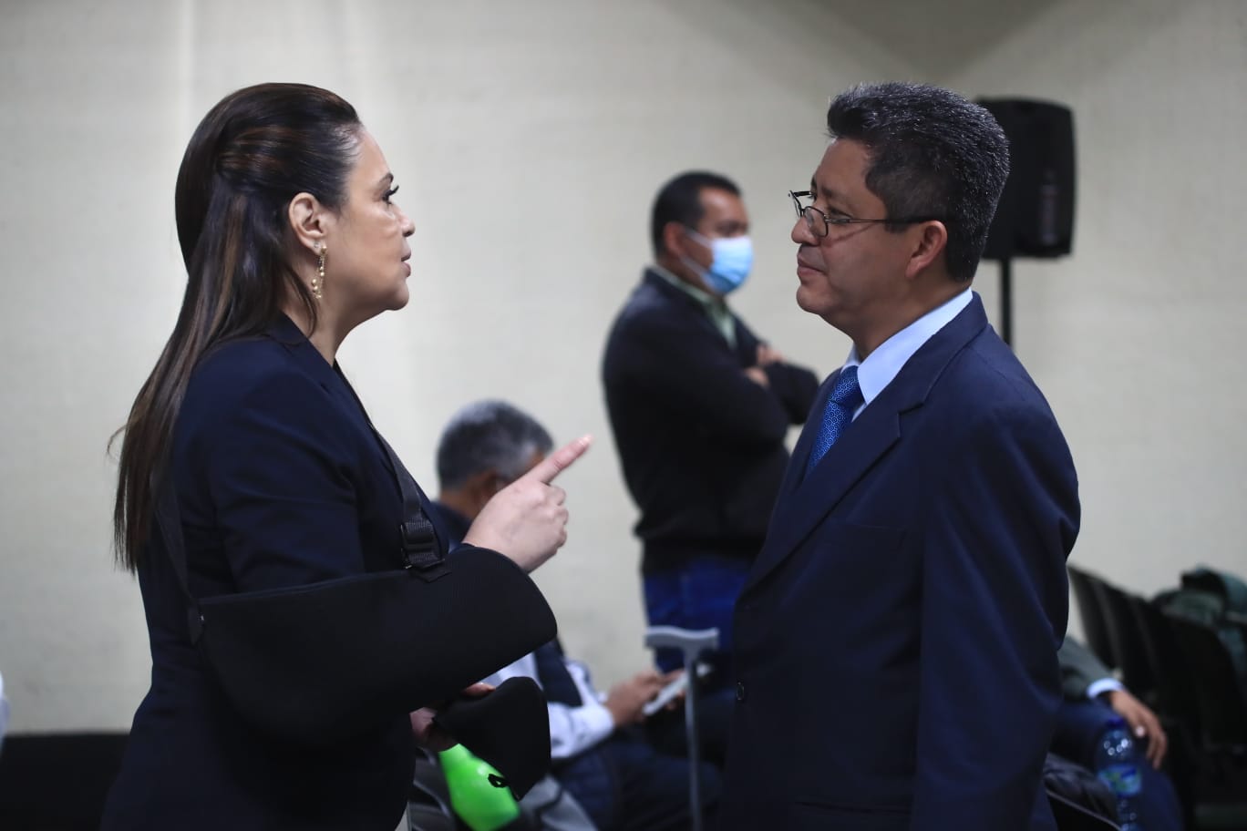 La exvicepresidenta Roxana Baldetti y el exsuperintendente Omar Franco, intercambian palabras antes de retomar el juicio por el caso La Línea. (Foto: Prensa Libre. Carlos Hernández)