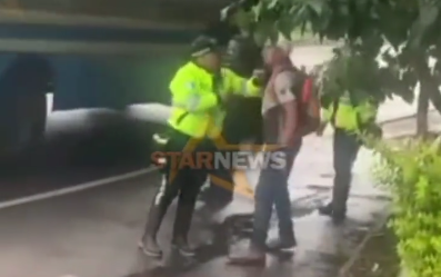 Captura de pantalla del video en el que se observa a agentes de la PMT de Ciudad Vieja, Sacatepéquez, enfrentarse a un hombre, aparentemente en estado de ebriedad. (Foto Prensa Libre)