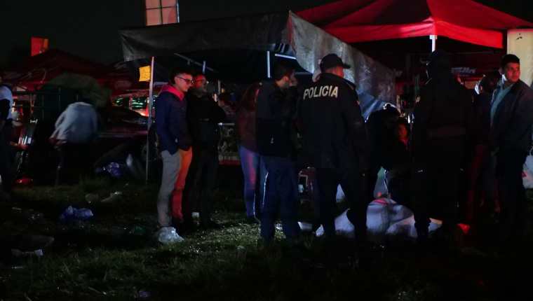 Policías y fiscales en el lugar donde murieron nueve personas al finalizar un concierto en Quetzaltenango. (Foto Prensa Libre: EFE)