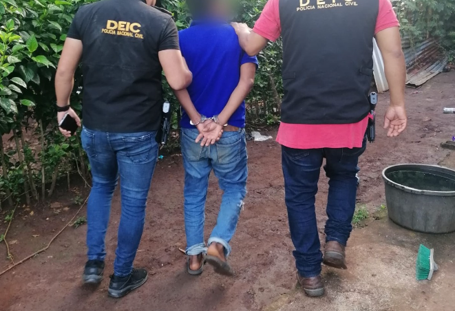 Sujeto habría abusado sexualmente en varias ocasiones de una adolescente y lo capturan por estos delitos