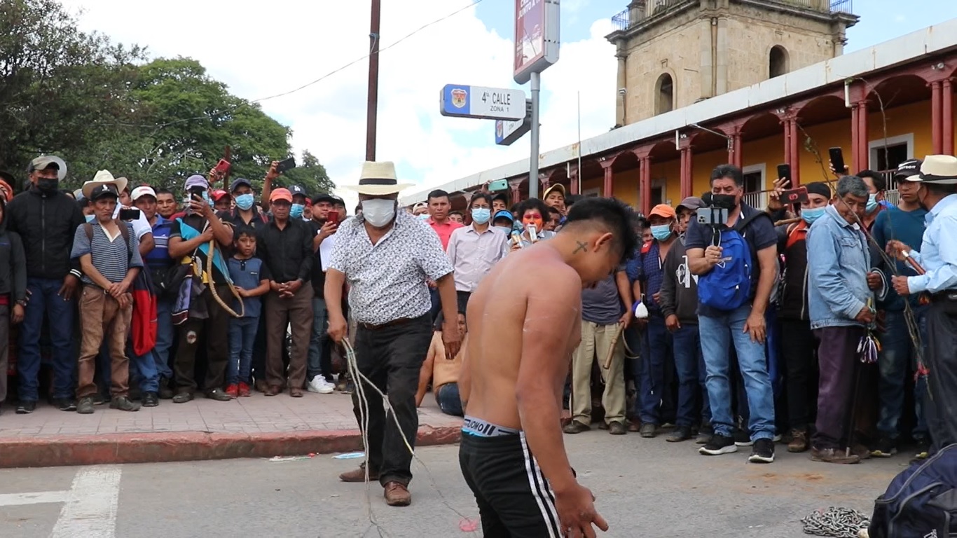 Persona azotada en Santa Cruz del Quiché