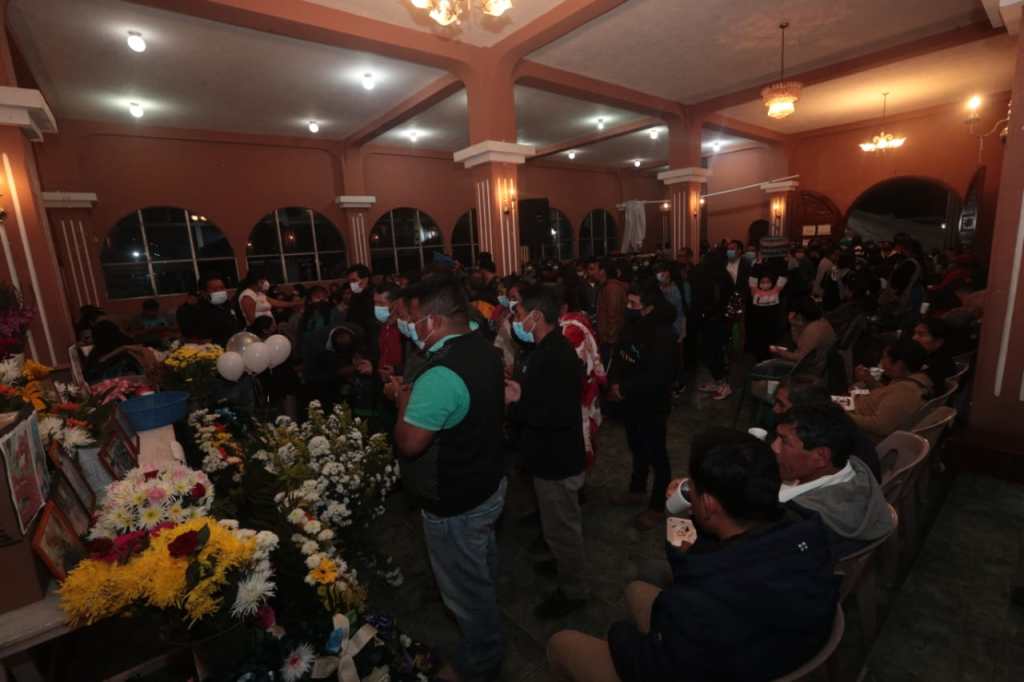 Personas reunidas en el funeral de Milpas Altas 