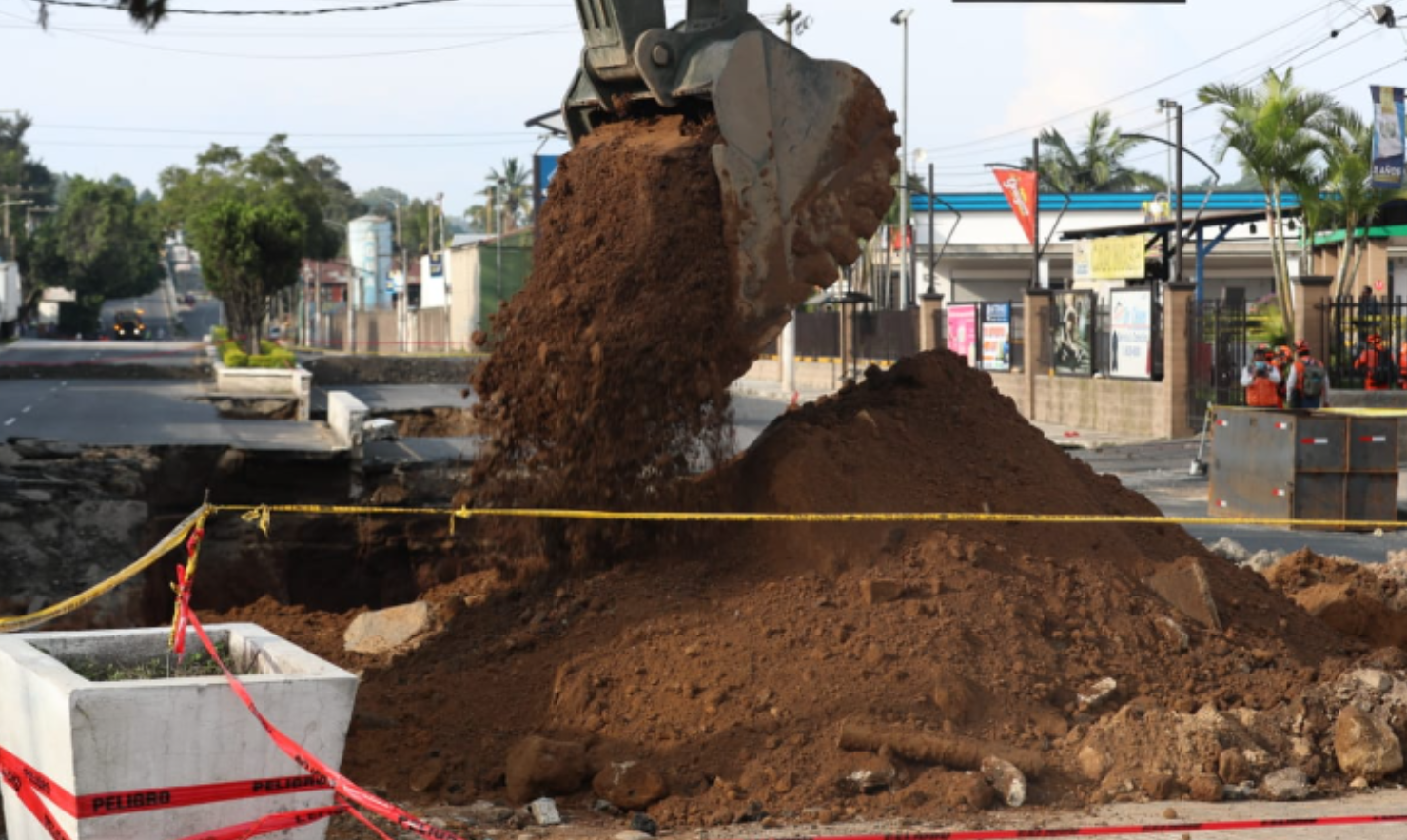 Ingenieros militares inician trabajos de preparación de rampa para continuar tareas de búsqueda en el hundimiento de Villa Nueva. (Foto Prensa Libre: Roberto López) 