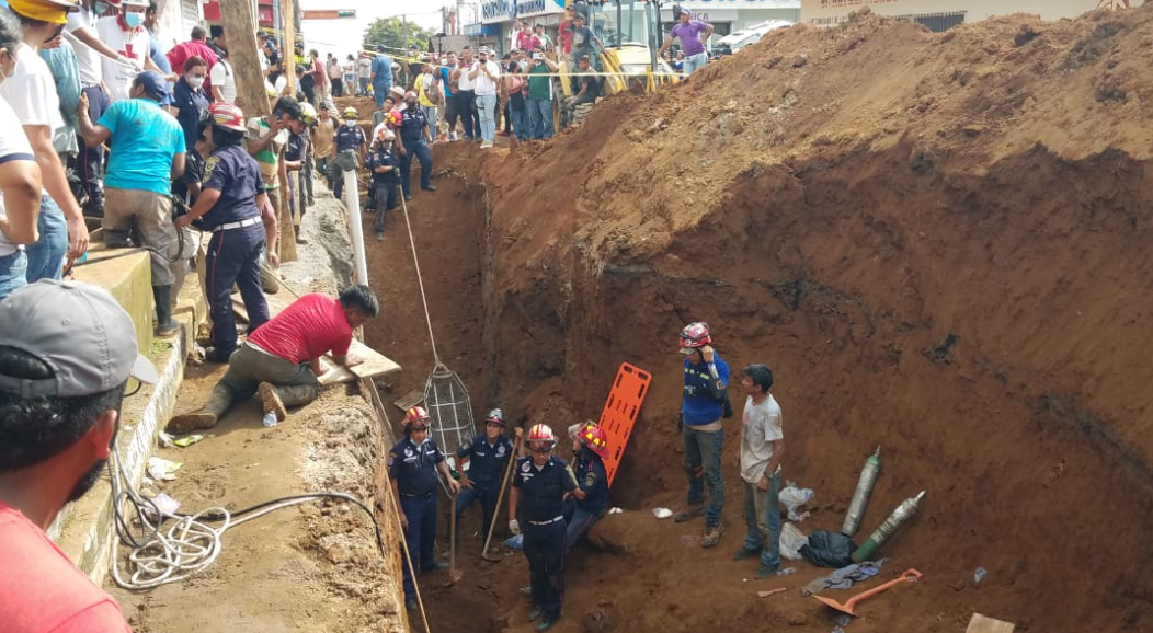 Trabajadores soterrados: Socorristas reportan un fallecido y así fue el rescate de dos sobrevivientes