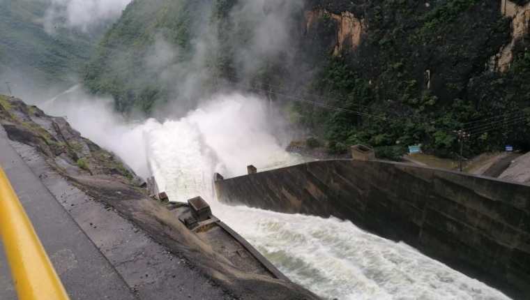 El río Chixoy, supera su nivel de alerta y autoridades meteorológicas alertan sobre la tendencia a incrementarse. (Foto. Prensa Libre. INDE)