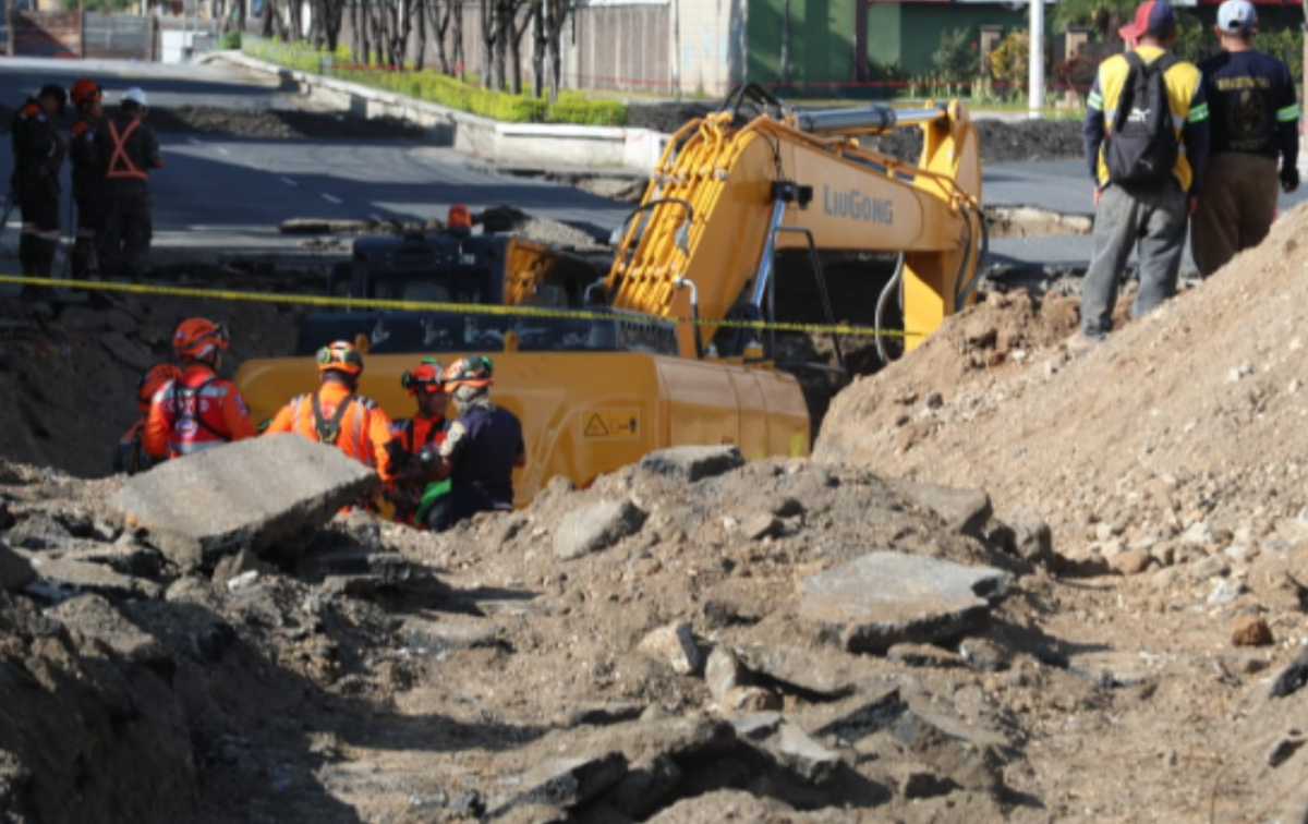 En imágenes: Así se llevan a cabo los trabajos para extraer vehículo que cayó en el socavón en Villa Nueva