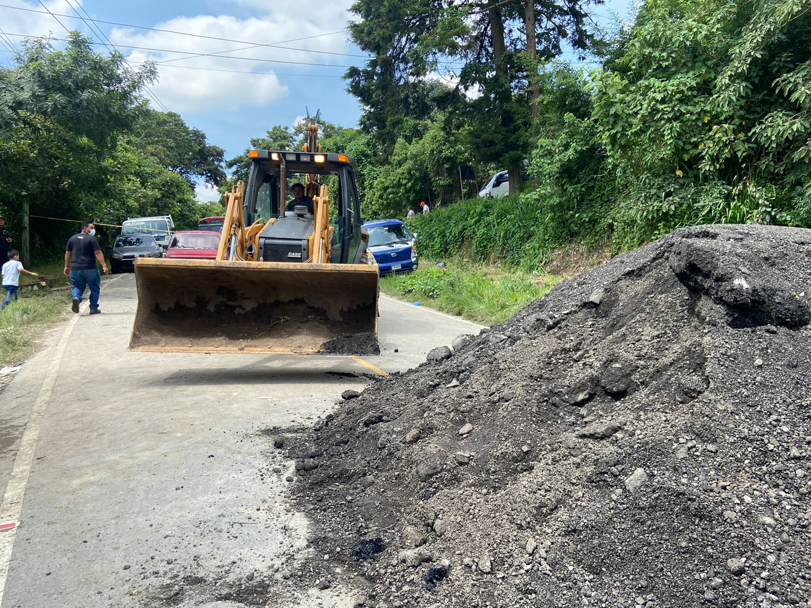 Este sábado se realizan trabajos para la rehabilitación en la carretera que va hacia el municipio de San Pedro Ayampuc. (Foto Prensa Libre: Paula Ozaeta) 