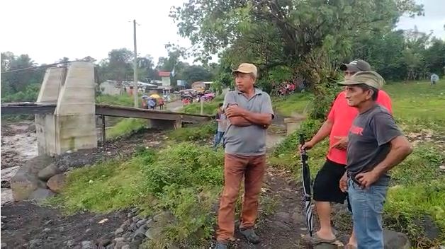 Vecinos advierten sobre los peligros para el único puente que comunica a la comunidad. (Foto Prensa Libre: captura de pantalla)