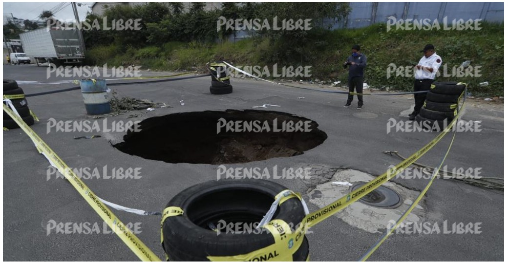 Agentes restringen el paso en los alrededores del socavón. (Foto Prensa Libre: Esbin García)