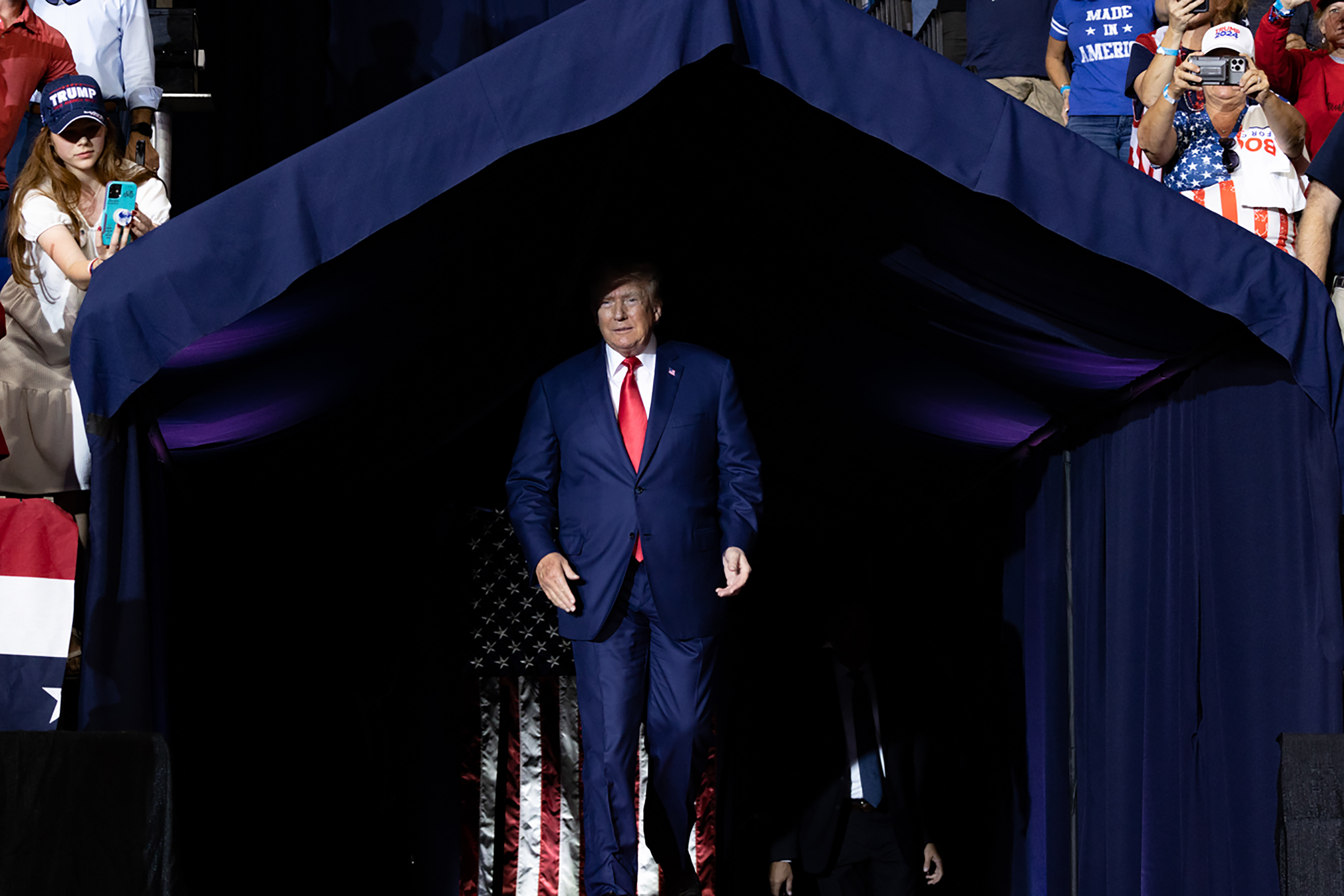 El ex presidente Donald Trump sube al escenario en Wilkes-Barre, Pensilvania, el 3 de septiembre de 2022.  (Foto Prensa Libre: Hannah Beier/The New York Times)