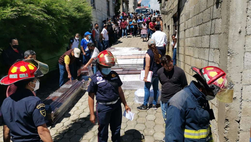 “Era una bebecita, su padre intentó sacarla”: Los dramáticos relatos de vecinos por incendio en Magdalena Milpas Altas