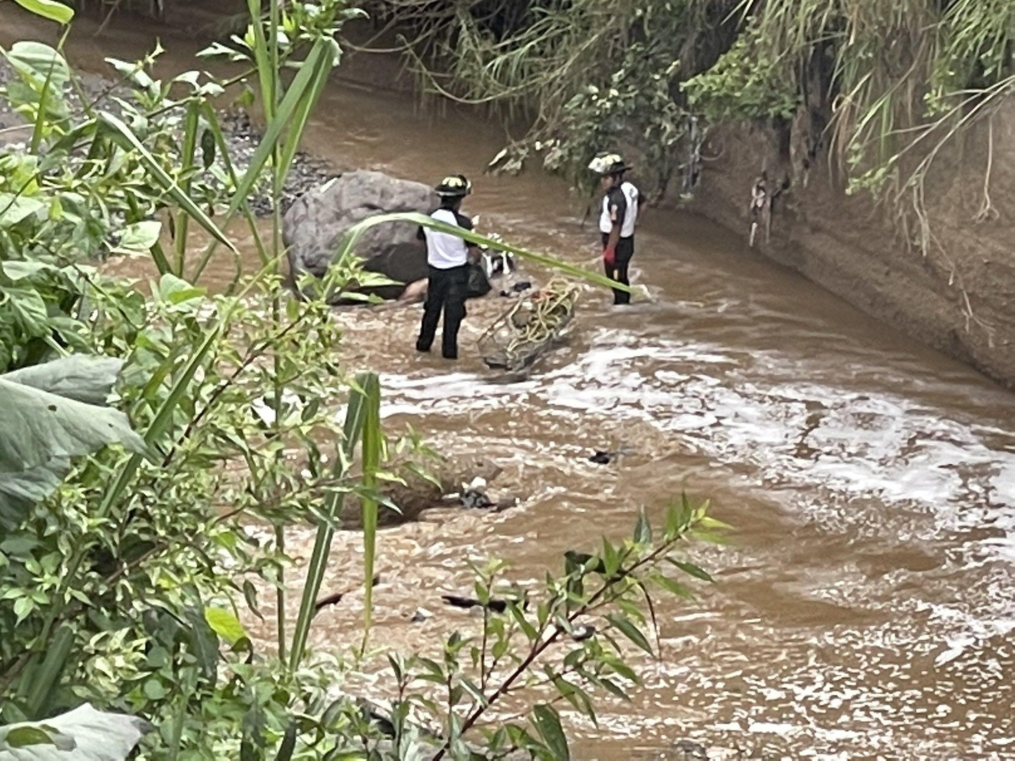 El cadáver de una persona fue hallado en el río Villalobos por socorristas. (Foto Prensa Libre: Bomberos Voluntarios)