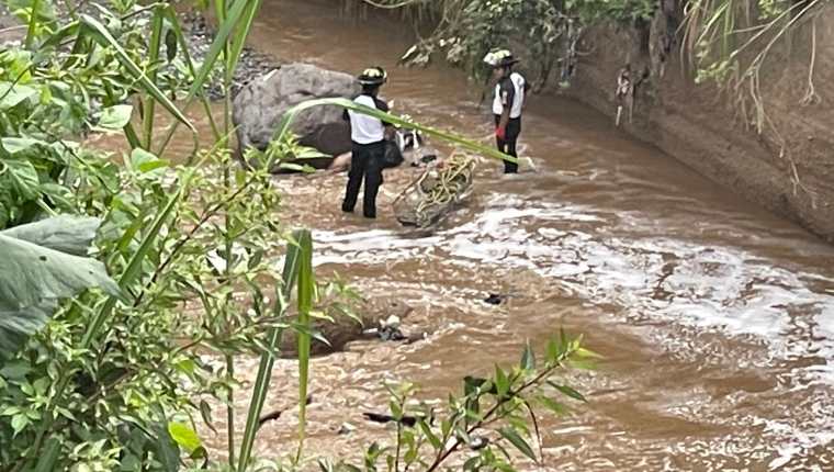 El cadáver de una persona fue hallado en el río Villalobos por socorristas. (Foto Prensa Libre: Bomberos Voluntarios)
