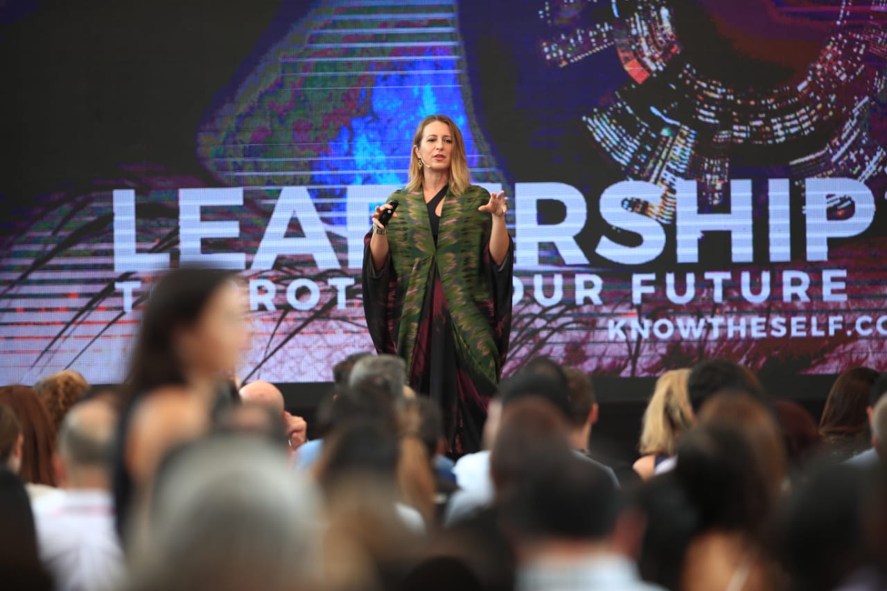 Aeon Karris, quien ha asesorado y consultado a diversas empresas internacionales, impartió la charla “Leadership: How to protect our future”. (Foto Prensa Libre: Carlos Hernández).