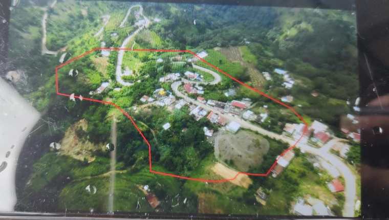 La Conred determinó que la grieta que afecta a varios sectores de la aldea El Manzanote, Palencia, formó una circunferencia. (Foto Prensa Libre: Conred)