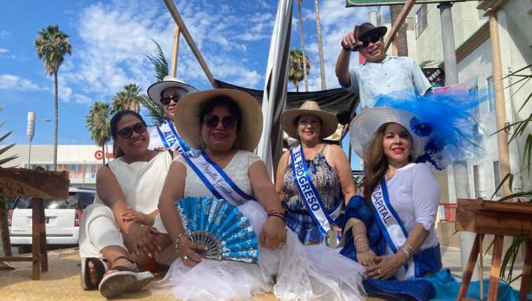 Una carroza de guatemaltecas participa en el desfile conmemorativo de El Salvador, el pasado 1 de septiembre, el 18 del mismo mes será el desfile de Guatemala, en Los Ángeles. (Foto: Walter Batres)