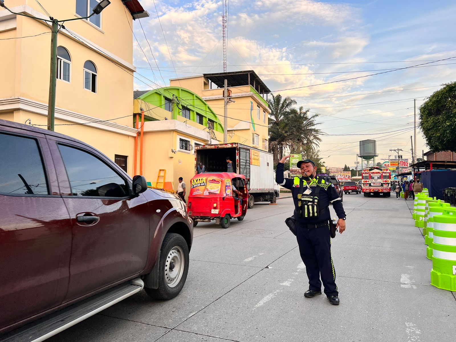 Un oficial de la PMT de San Miguel Petapa controla el tránsito este sábado 10 de septiembre. El municipio se prepara para los festejos de independencia como muchos alrededor del país. (Foto Prensa Libre: comuna San Miguel Petapa).
