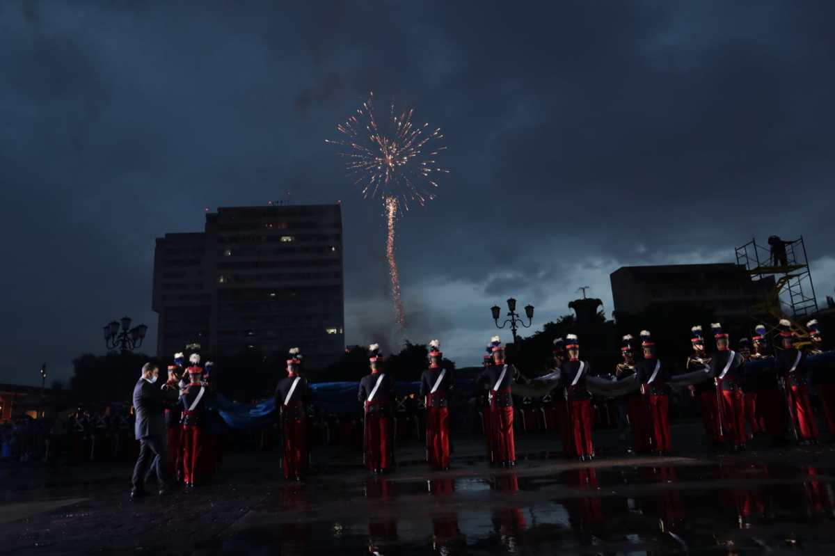 Con la arriada de la bandera y fuegos artificiales culminan los festejos por los 201 años de Independencia