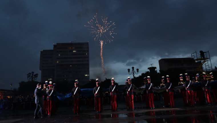 A las 8 horas dio inicio la arriada de la Bandera con lo que finalizaron los festejos por la independencia. (Foto Prensa Libre: Carlos Hernández)