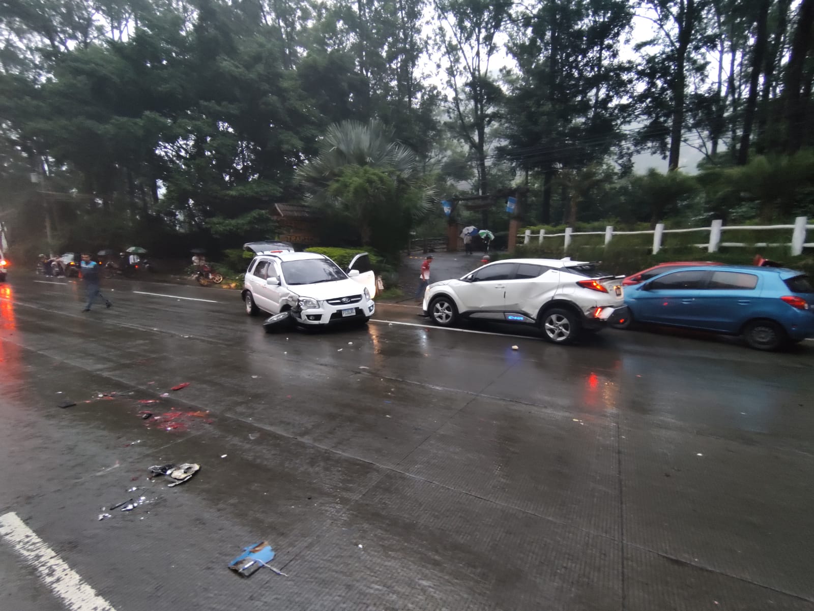 VIDEOS: Tráiler choca contra varios vehículos en la Villa Lobos. No hay paso