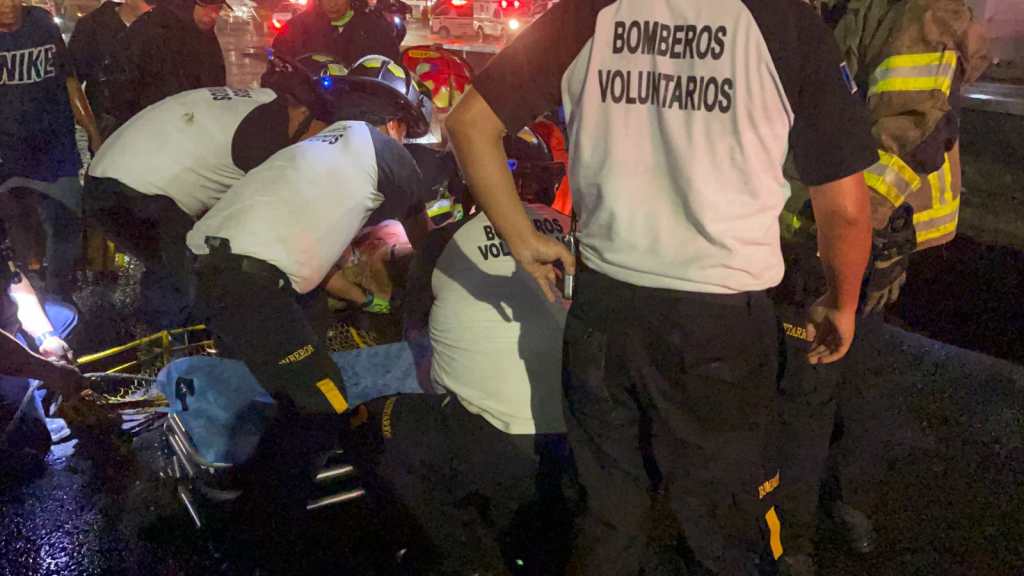 Fotos y vídeos: Así fue el rescate de las tres personas en el socavón en Villa Nueva 