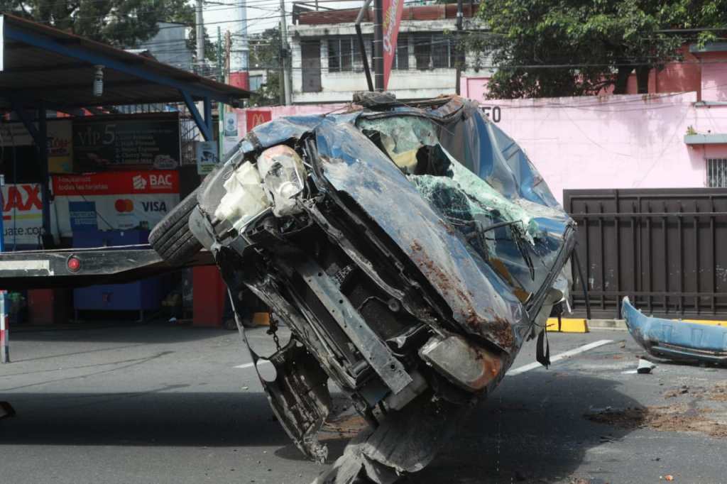 Vídeo: Momento en que uno de los vehículos cae en el socavón en Villa Nueva 