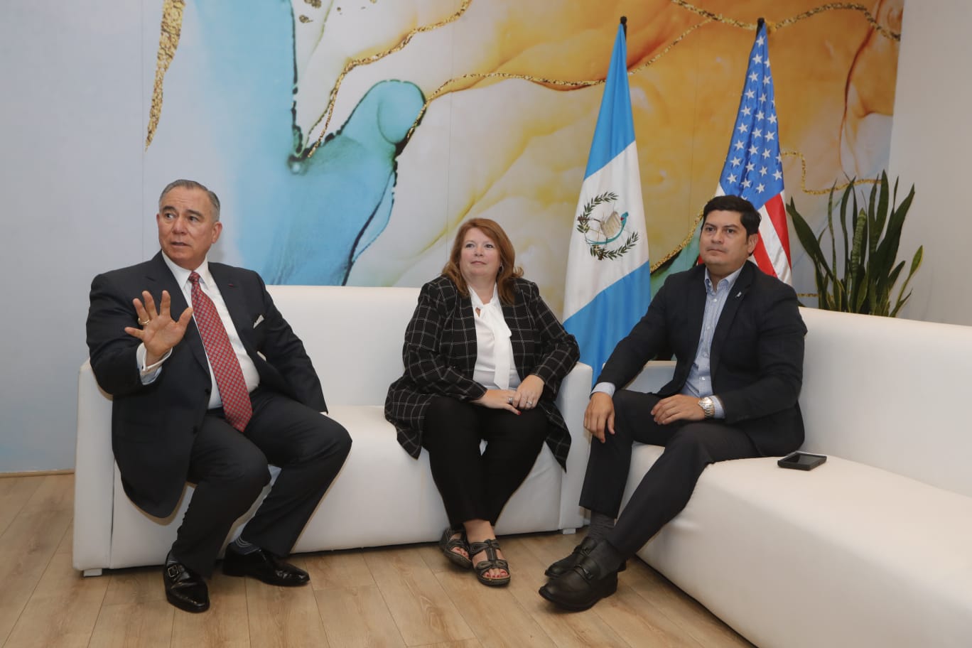 Heidi Robinson, jefe de País de Yazaki Guatemala, se reunión con el ministro de Economía, Janio Rosales, y Joe Carrera ejecutivo de la compañía en el país. (Foto, Prensa Libre: Esbin García).