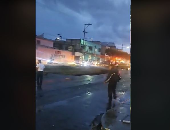 Esta es una captura de pantalla del vídeo que fue compartido en Tik Tok y que muestra el momento posterior a la caída de los vehículos en el socavón. Se escucha en él gritos de auxilio. Foto captura de pantalla. 